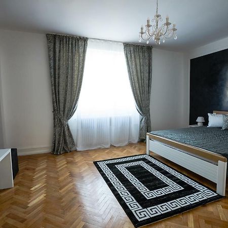 White Spacious Apartment Sibiu Bagian luar foto