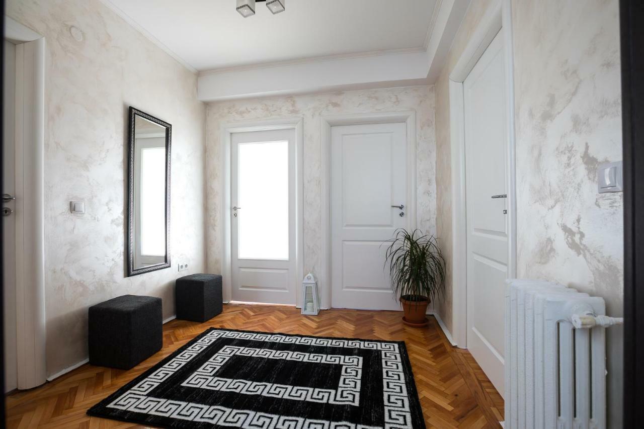 White Spacious Apartment Sibiu Bagian luar foto