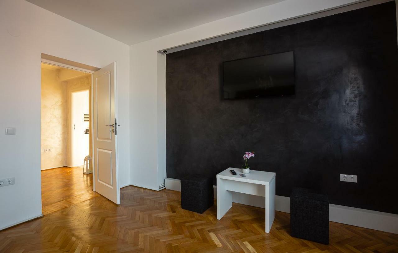 White Spacious Apartment Sibiu Bagian luar foto