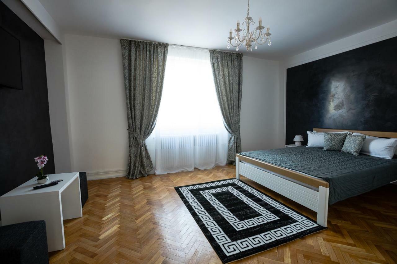 White Spacious Apartment Sibiu Bagian luar foto