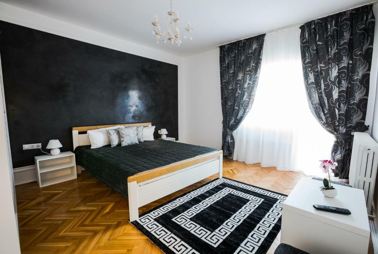 White Spacious Apartment Sibiu Bagian luar foto