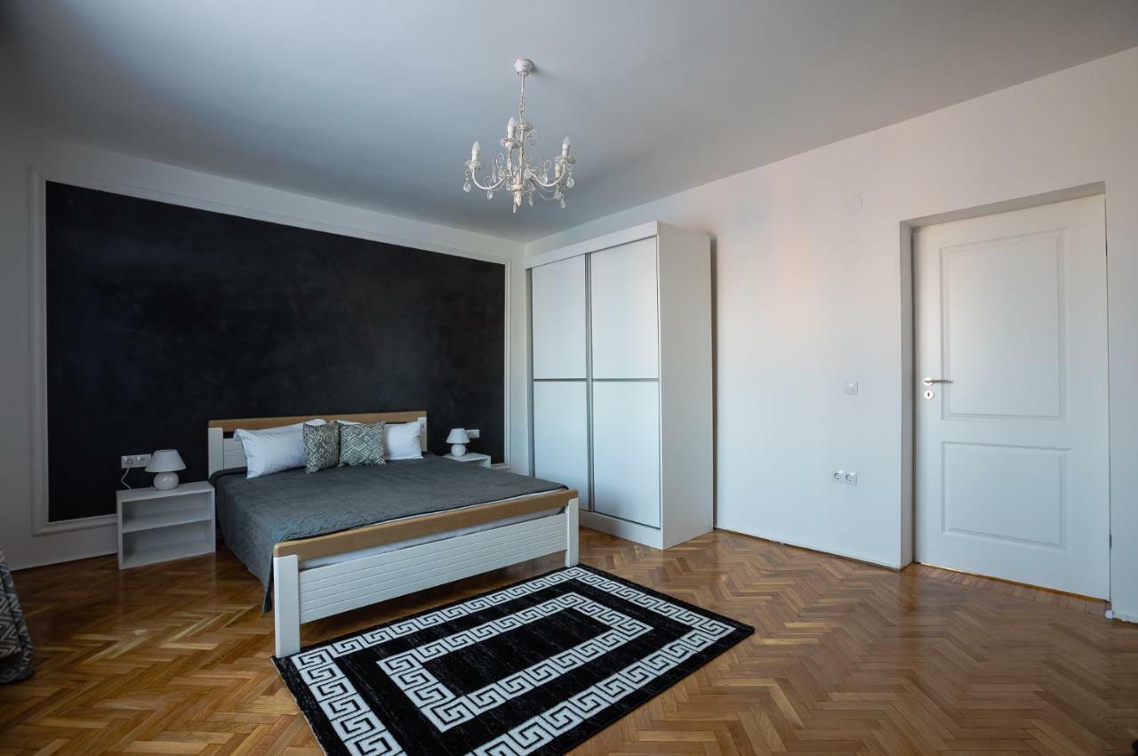 White Spacious Apartment Sibiu Bagian luar foto