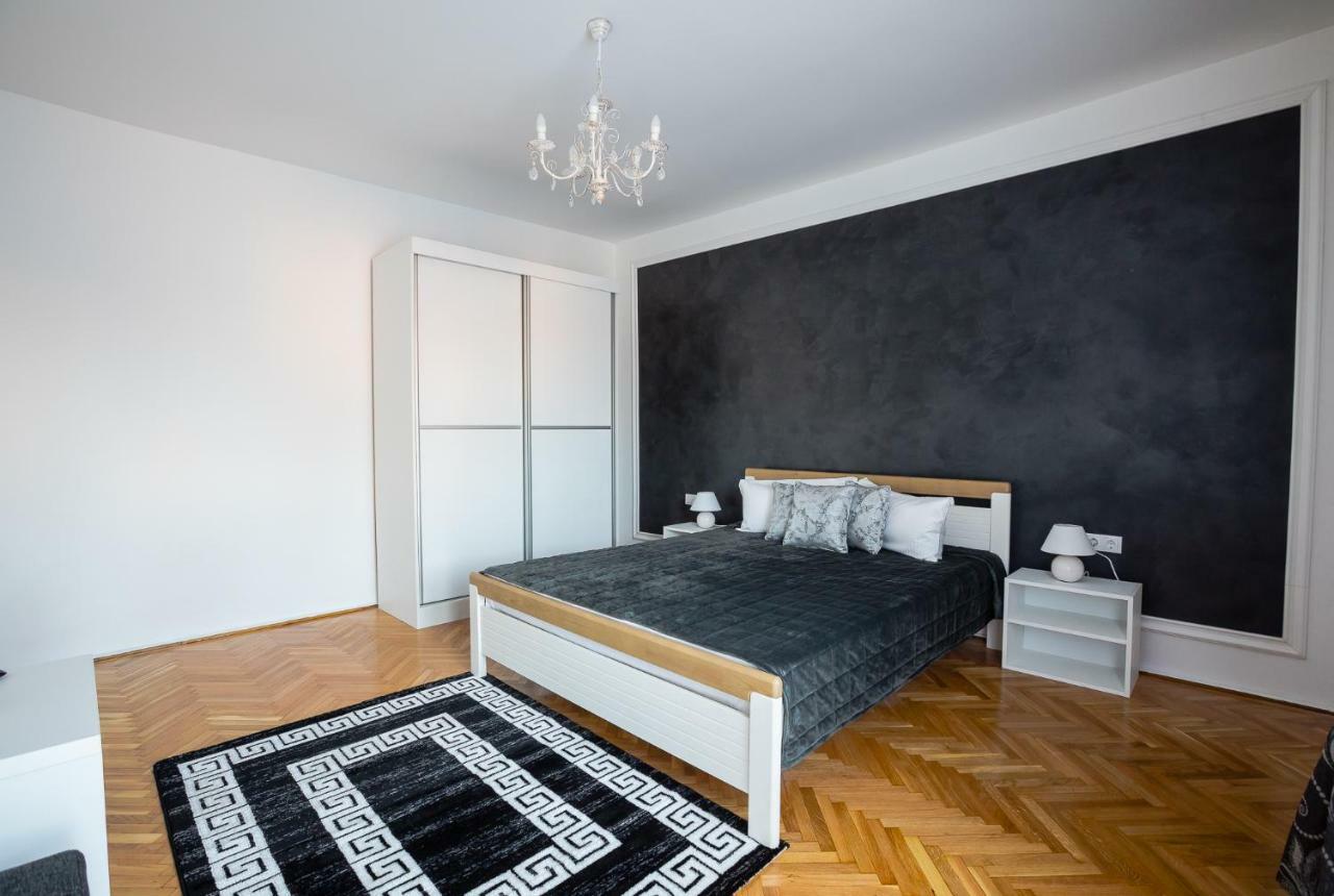 White Spacious Apartment Sibiu Bagian luar foto