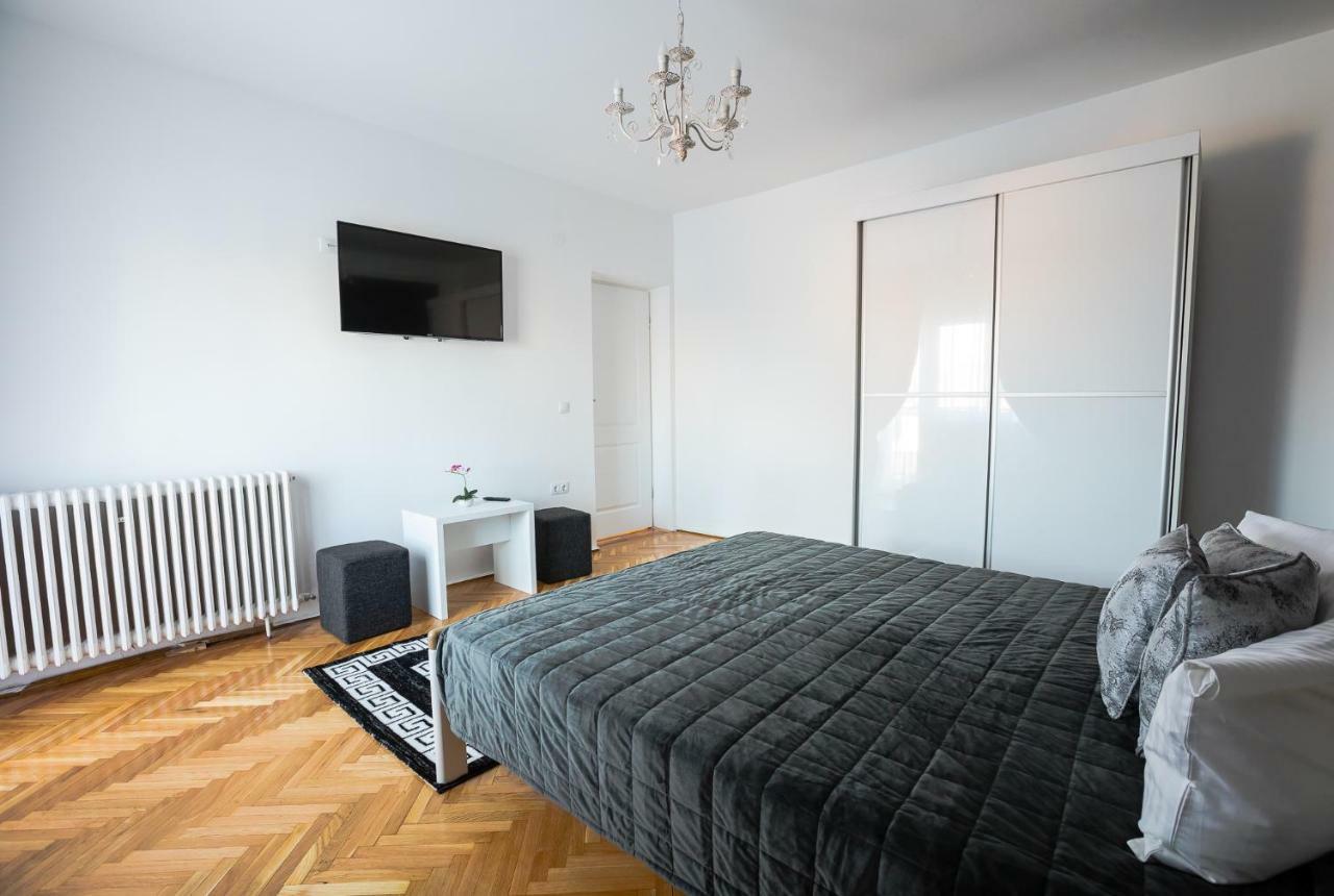 White Spacious Apartment Sibiu Bagian luar foto