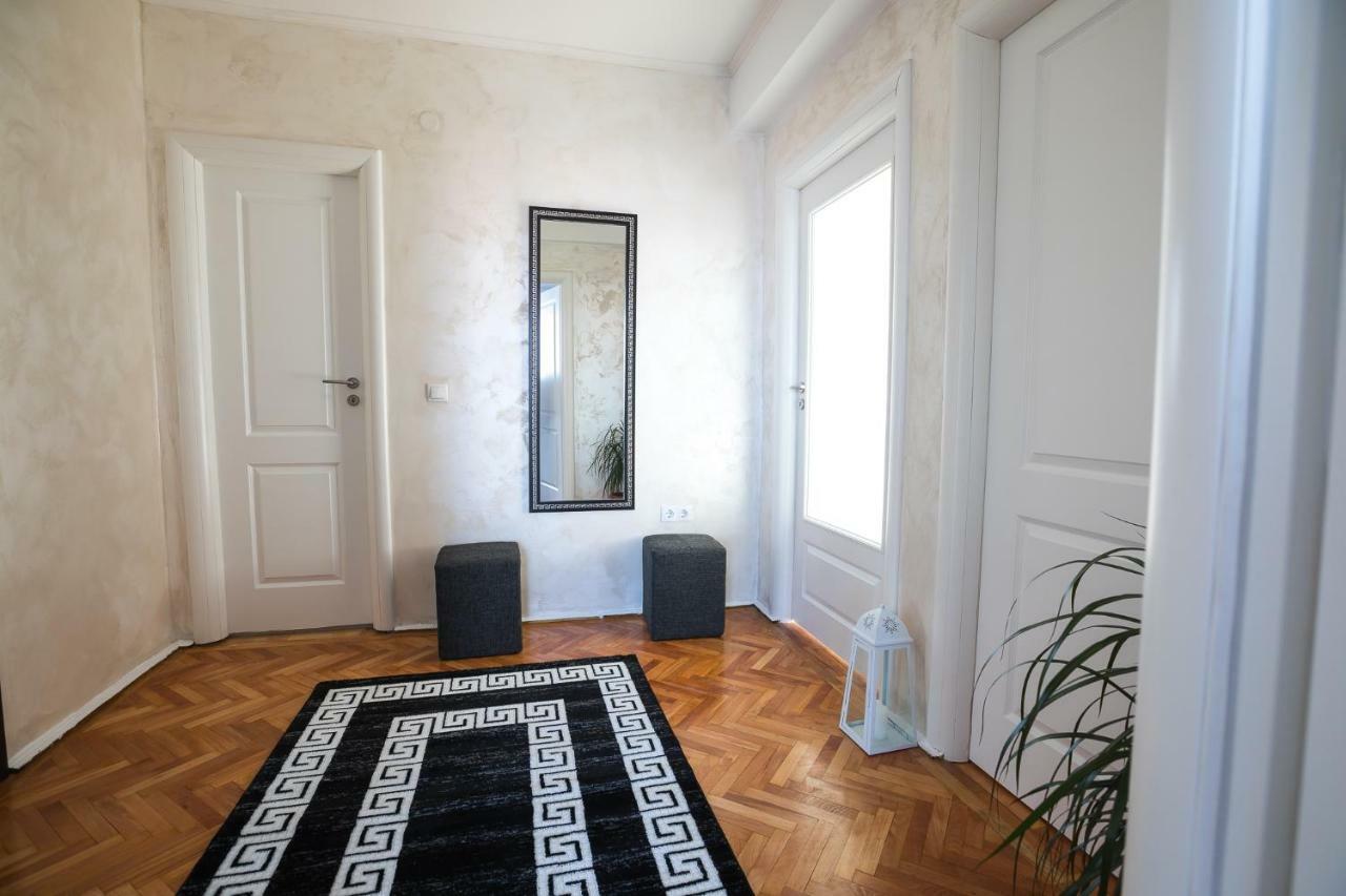 White Spacious Apartment Sibiu Bagian luar foto